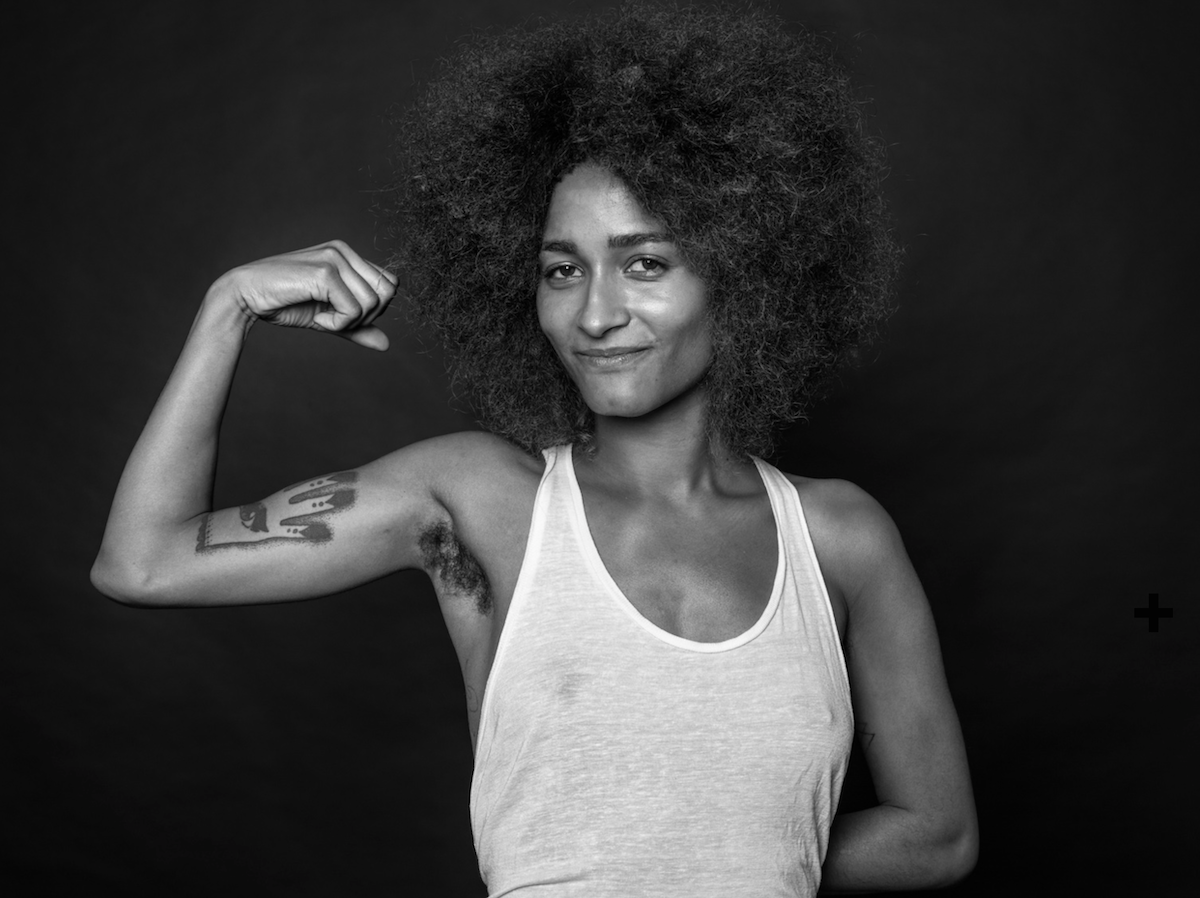 Il photographie des femmes aux aisselles poilues et casse les codes de la beauté féminine au